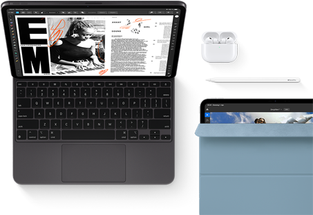 iPad Pro mit Magic Keyboard, Vorderansicht, Farbe Space Schwarz, gerundete Ecken, schwarzer Displayrand, geöffnet, das Display zeigt eine App zum Bearbeiten von Artikeln mit Text und einem Foto einer Frau, die Musik spielt, AirPods 4 im geöffneten Case, blaues Smart Folio Cover auf dem iPad Pro mit dem Apple Pencil Pro, der oben am Gerät haftet, das Cover ist leicht geöffnet und zeigt das Display